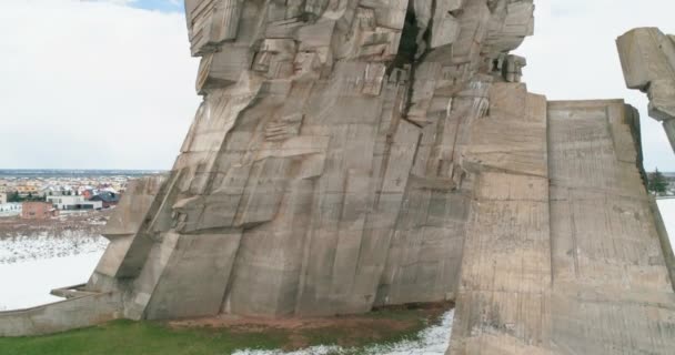 KAUNAS, LITHUANIA - 16 APRILIE 2017: AERIAL. Tragere lentă a dronei Memorial of the Victims of Nazism at the Ninth Fort, Kaunas, Lituania, 16 aprilie 2017. Iarnă, 4k — Videoclip de stoc