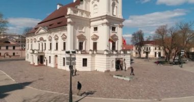 Kaunas, Litvanya - 20 Nisan 2017: hava. Lookdown dron kadeh Belediye Belediye kare örtüsünü açmak Kaunas kale, Kaunas, Litvanya üzerinde 20 Nisan 2017 yavaş. Bahar, 4k