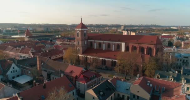 Kaunas, Litvánia - 2017. április 20.: légi. Természetesen zár drone lövés körül Kaunas-katedrális bazilika és a fenti Vilnius street, Kaunas, Litvánia-2017. április 20.-a városháza. Tavaszi, 4k — Stock videók