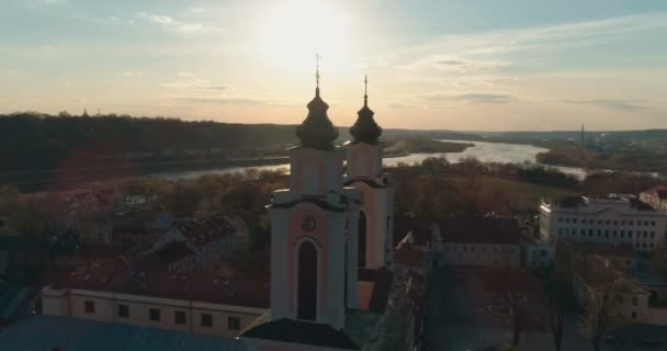 Kaunas, Litvanya - 20 Nisan 2017: hava. Ders kilit dron Kilisesi St Francis Xavier ve Belediye Binası çevresinde Meydanı'nda Kaunas şehir merkezinde, Kaunas, Litvanya üzerinde 20 Nisan 2017 vurdu. Bahar, 4k — Stok video