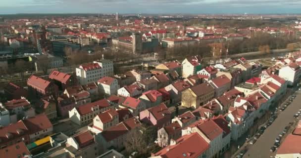 KLAIPEDA, LITHUANIA - 12 марта 2017 года: AERIAL. Режим беспилотной орбиты снимает старые городские здания на крышах Клайпеды возле реки Дэйнс в солнечный весенний день. Фелипеда, Литуания — стоковое видео