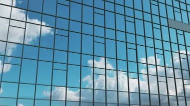 Hava. Pürüzsüz kamera hareketi ofis windows güneşli mavi gökyüzü beyaz bulutlar ile yansıtan binası önünde. 4k