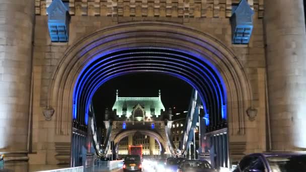 London, Wielka Brytania - 31 sierpnia 2017: Płynna jazda strzał przez noc ruchu na Tower Bridge (charakterystycznym symbolem Londynu) część 2. 4k — Wideo stockowe