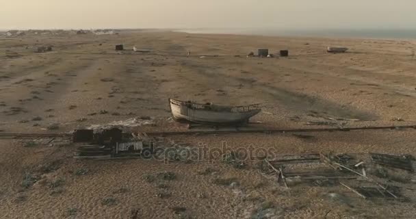 AEREALE. Punto di interesse liscio drone girato intorno barca abbandonata nei campi di Dungeness, nel Regno Unito. 4k — Video Stock