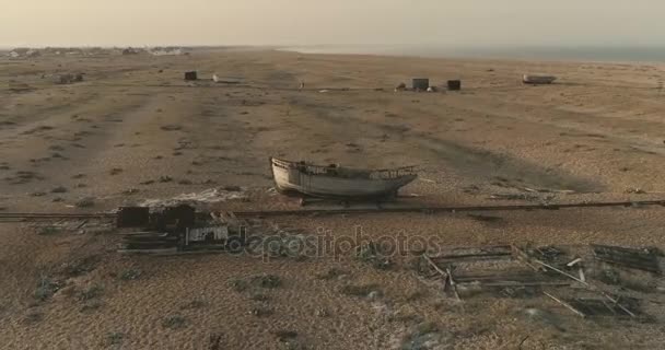 AERIAL. Punto de interés suave dron disparó alrededor de barco abandonado en los campos de Dungeness, en Reino Unido. 4k — Vídeo de stock