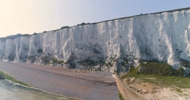 Hava. Denizden Dover beyaz kayalıklarla Panoraması. İngiltere, East Sussex. Fransa ve İngiltere arasında. 4k