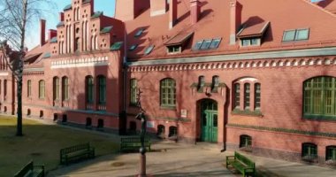 Klaipeda, Litvanya - 14 Mart 2016; Hava. Pürüzsüz örtüsünü açmak dron bir kadeh Klaipeda Üniversitesi güneşli bir sonbahar Klaipeda, Litvanya. 4k