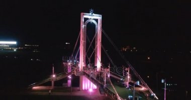 Hava. Çeşitli renklerde Kaunas, Litvanya gece ışıklı Simonas Daukantas Köprüsü'nün pürüzsüz devirme dron atış. 4k.