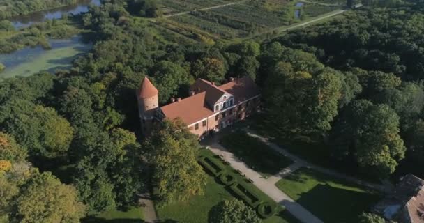 RAUDONDVARIS, LITHUANIA - 24 Eylül 2017 'de güneşli bir sonbahar gününde Raudondvaris malikanesinin hava insansız hava aracı görüntüleri. Raudondvaris, Litvanya — Stok video