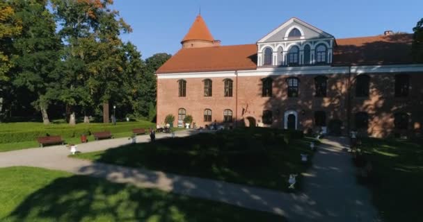 RAUDONDVARIS, LITHUANIA - 24 DE SEPTIEMBRE: Inauguración de la toma de drones de la mansión Raudondvaris en un soleado día de otoño el 24 de septiembre de 2017. Raudondvaris, Lituania — Vídeo de stock