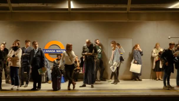 Londres, Royaume-Uni - Le 21 octobre 2017 : Mouvement fluide de la caméra de point d'intérêt au ralenti du Canada Panneau souterrain de l'eau et personnes en arrière-plan à Londres, Royaume-Uni — Video