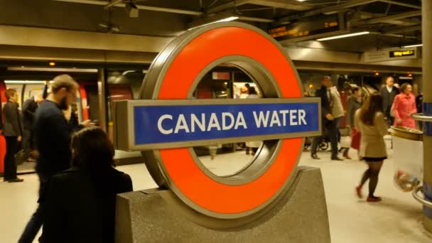 Londra, Regno Unito - 21 ottobre 2017: Semplice movimento al rallentatore del Canada Segno sotterraneo dell'acqua e persone sullo sfondo a Londra, Regno Unito — Video Stock