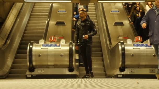 Londres, Royaume-Uni - 20 octobre 2017 : Heure de pointe dans le métro de Londres. Des gens sur l'escalator. Londres, Royaume-Uni — Video