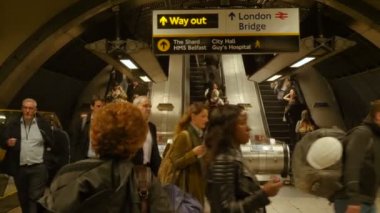 London, Büyük Britanya - 20 Ekim 2017: Bitirim London Bridge metro istasyonu yürüyen merdiven içinde. Londra, İngiltere