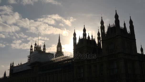 Vackra Sun bländning bakom Westminster palace i London, England. Smidig reglaget rörelse, 4k — Stockvideo