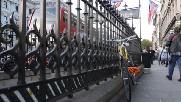 London, Verenigd Koninkrijk - 20 oktober 2017: Westminster metrostation buiten de kantoren van de regering van de Houses of Parliament. 4k, 2 x de langzame motie — Stockvideo