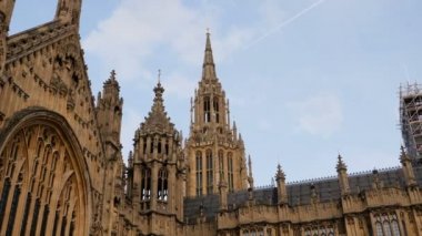 Yumuşak kayan bir kadeh Westminster Sarayı, Londra, İngiltere. 4k