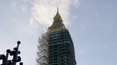 İskele koruma yenileme sırasında çevrili büyük Ben (Elizabeth Kulesi) geri yükleme. Londra, İngiltere, 4k