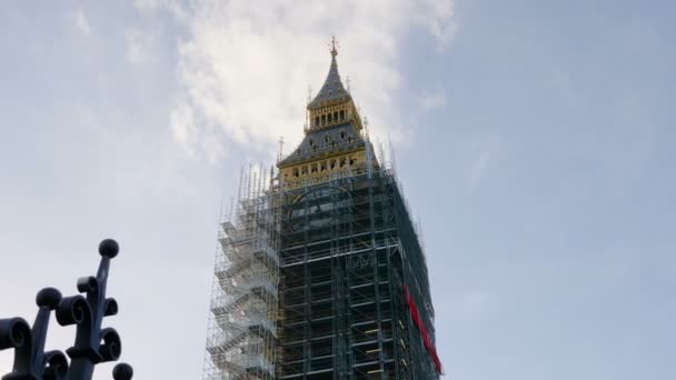 Big Ben (Elizabeth toren) restauratie omgeven door steigers tijdens instandhouding renovatie. Londen, Uk, 4k — Stockvideo