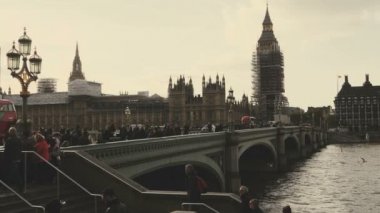 Londra, İngiltere - 20 Ekim 2017: Big Ben'e ve Parlamento evlerin görüntüsünü (sağdan sola) koruma yenileme, insanlar ve trafik sırasında Westminster köprüsü üzerinde kayar. Dereceli renk. 4k