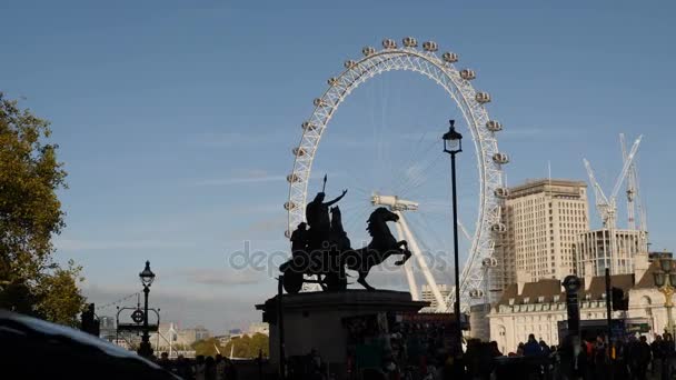 Londres Reino Unido Octubre 2017 Estatua Boadicea Sus Hijas Ubicada — Vídeos de Stock