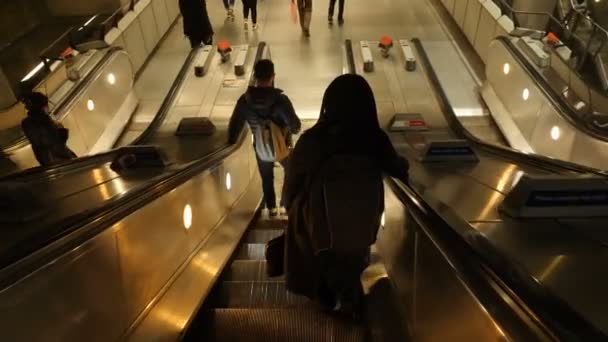 Londres Royaume Uni Octobre 2017 Les Gens Dans Escalator Station — Video