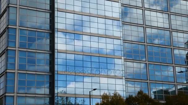 Antenn Smidig Kamerarörelse Framför Kontorsbyggnad Windows Återspeglar Soliga Blå Himmel — Stockvideo