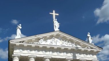 Vilnius, Litvanya. Yakın alınlığın, Katedrali Basilica Of St Stanislaus düz yana kayar vurdu. Altın parlak çapraz ışık soğuk üzerinde güneş güneşli kış günü alır. 4k