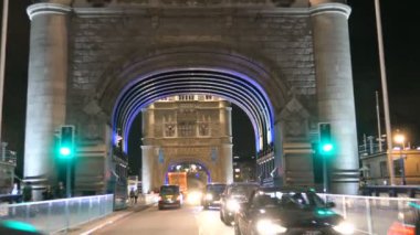London, Büyük Britanya - 31 Ağustos 2017: düzgün atış gece trafik aracılığıyla Tower Bridge (Londra ikonik sembolü) sürüş. 4k