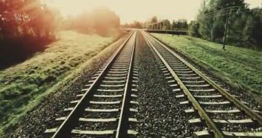 Hava. Tren kamera uçuş yüksek yaz günbatımı gökyüzü (filtre eklendi) izler. 4k