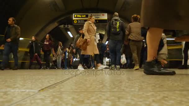 London Egyesült Királyság 2017 Október Rush Hour London Bridge Metróállomás — Stock videók