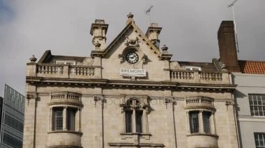 London, Büyük Britanya - 20 Ekim 2017: Pürüzsüz yalpa hareketinin atış Bremont lüks marka Hammersmith, Londra oluşturma izliyor. 4k