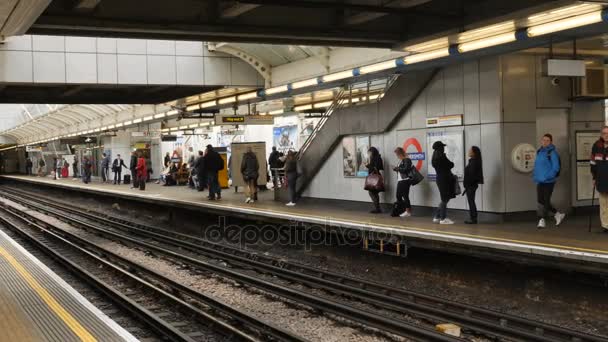 Londres Reino Unido Octubre 2017 Gente Que Espera Plataforma Metro — Vídeo de stock