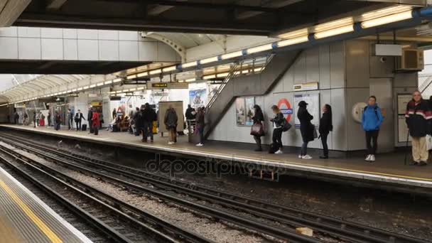 Londres Reino Unido Octubre 2017 Personas Esperando Plataforma Metro Subterráneo — Vídeos de Stock