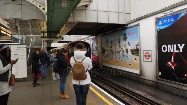 Londres Reino Unido Octubre 2017 Gente Que Espera Plataforma Metro — Vídeo de stock
