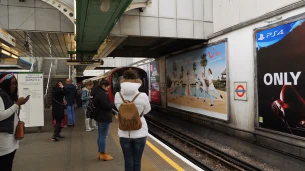 Londres Reino Unido Octubre 2017 Gente Que Espera Plataforma Metro — Vídeo de stock