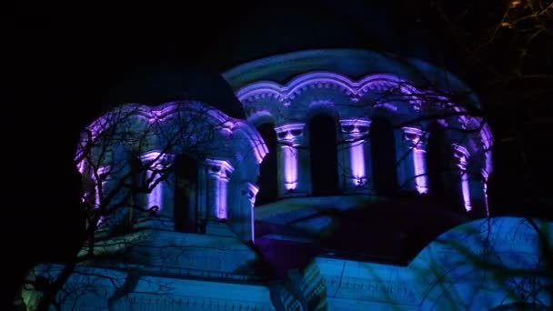 滑らかな滑走の聖マイケルのショット カウナス リトアニア リバティ大通りの夜で様々 な色に照らされた大天使教会 Soboras — ストック動画