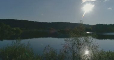 Hava. Litvanya göl güneşli bir günde örtüsünü açmak dron atış