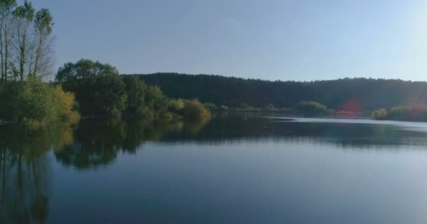 AÉRIAL. Dévoilement d'un drone du lac en Lituanie par une journée ensoleillée 