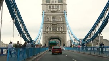 London, Büyük Britanya - 24 Ağustos 2017: trafik-den geçerek Tower Bridge (Londra ikonik sembolü üzerinde sürüş)