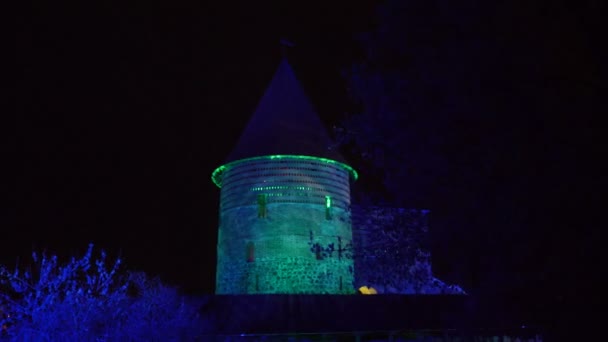 Glijdende Schot Van Kaunas Kasteel Nachts Verlicht Door Verschillende Kleuren — Stockvideo