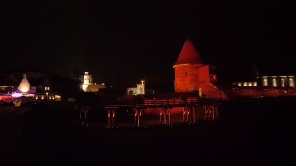 Posuvné Záběr Kaunas Castle Noci Osvětleny Různými Barvami Litvě — Stock video