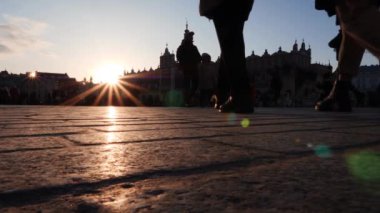 Polonya 'nın Krakow şehrinde günbatımında Ortaçağ Ana Pazar Meydanı' ndaki Kuaför)