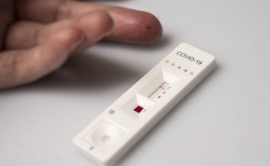Evde 15 dakika içinde IgM / IgG antikorları ve bağışıklığı tespit etmek için Covid-19 test kiti uygulanıyor