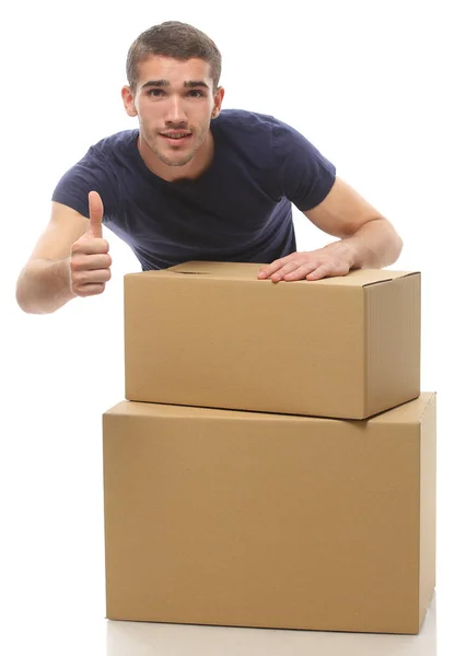 Bir kutusu olan genç bir adam üstüne parmağını gösterir — Stok fotoğraf