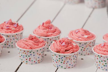 Krem ve beyaz tahtalar backgrou kalpler ile güzel cupcake