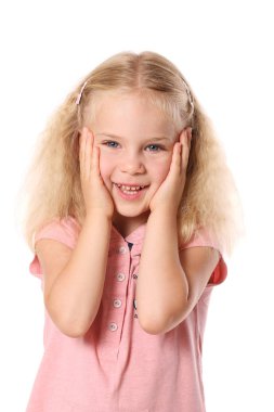 kız beyaz bir arka plan üzerinde yanakları tutuyor