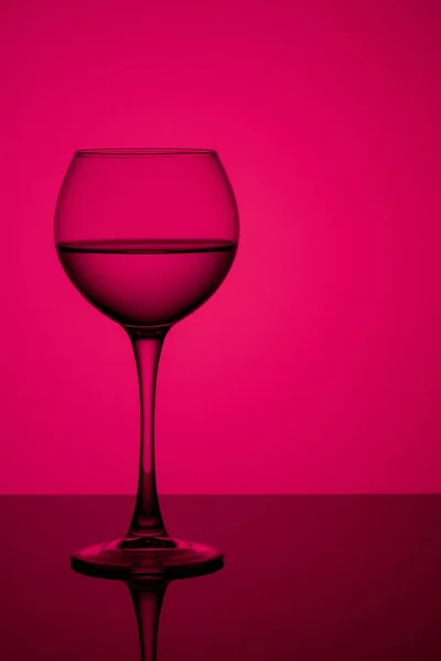 A glass of water on a gradient background — Stock Photo, Image