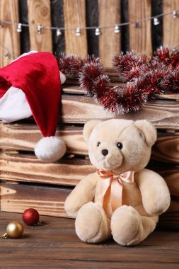 oyuncak ayı, Santa Claus şapka, bir woode arka plan üzerinde gelin teli