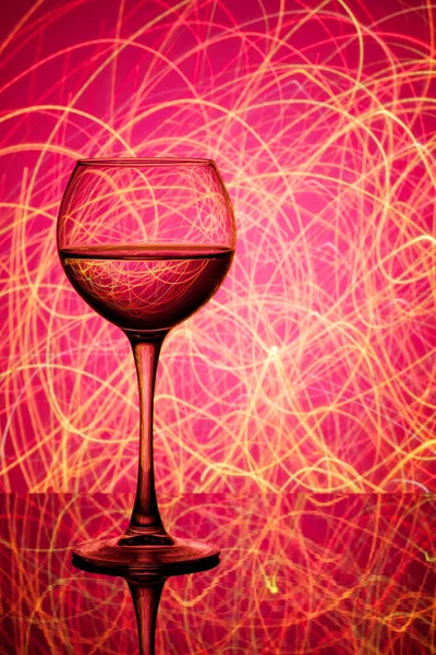 A glass of white wine on a blurred colored background — Stock Photo, Image